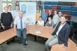 Prof. Erez Raz, Prof. Timo Strünker, Prof. Hans Schöler, sprecher Prof. Jörg Gromoll, Johanna Raidt, Prof. Sabine Kliesch, Prof. Stefan Schlatt, Dr. Petra Pennekamp, Dr. Nina Neuhaus, Dr. Maria Schubert, Prof. Heymut Omran und Prof. Frank Tüttelmann (v.l.n.r.) freuen sich über die DFG-Zusage für ihre Klinische Forschergruppe