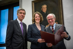 Professor Dr. Dr. Dr. med. habil. Hanns Hatt (Präsidenten der Nordrhein-Westfälischen Akademie der Wissenschaften und der Künste), Preisträgerin Dr. Susanne Höing, Joachim F. Scheele (Vorsitzender des Vorstandes des Industrie-Clubs Düsseldorf) (v.l.)