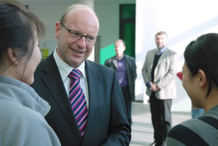 Oberbürgermeister Markus Lewe in Gespräch mit Mitarbeiterinnen des Max-Planck-Instituts
