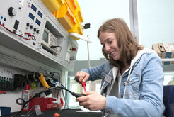 In der Werkstatt: Stecker bauen