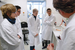 Im Labor führten die Jungen ihre eigenen Chromatografie-Experimente durch