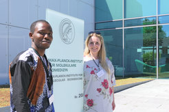 Zu Gast am MPI für molekulare Biomedizin: Ewa Blaszczak aus Polen (r.) und Oluwafemi Kale aus Nigeria.