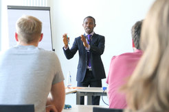 Oluwafemi Kale während seiner Präsentation vor Mitarbeitern des MPI.