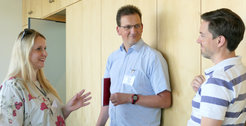 Ewa Blaszczak in Gespräch mit Max-Planck-Forschungsgruppenleitern Sebastian Leidel und Juan M. Vaquerizas (v.l.).