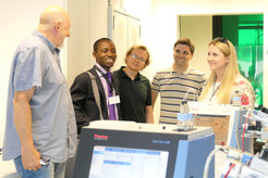 Die Gäste und die Organisatoren des Postevents, Michael Glatza und René Hägerling, zu Besuch bei Hannes Drexler, Leiter der Mass Spectrometry Unit.