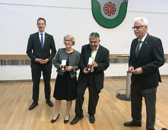 Monika and Thomas Zimmermann have been awarded the Medal of the Order of Merit of the Federal Republic of Germany for their many years of commitment with their MTZ®foundation for the promotion of young scientists. District Administrator Thomas Hendele (r.) and Mayor Christoph Schultz congratulated them warmly.