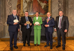 Prof. Dr. Hans Schöler (v. l.), Prof. Dr. Bernd Strauß und Prof. Dr. Sabine Flamme nahmen im Erbdrostenhof den Kongresspreis der Kongressinitiative Münster entgegen. Die ersten Gratulanten waren Oberbürgermeister Markus Lewe und Klaus Richter, Vorstandsvorsitzender der Sparkasse Münsterland Ost.