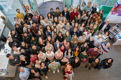 Mit Einblicken in das CiM-IMPRS Graduiertenprogramm und einem Empfang feierten viele Promovierende und weitere geladene Gäste das 15-jährige Bestehen des gemeinsamen Graduiertenprogramms „CiM-IMPRS“ des Cells in Motion Interfaculty Centres der Universität Münster und des Max-Planck-Instituts für molekulare Biomedizin.