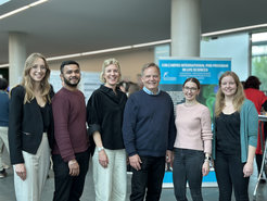 CiM-IMPRS Koordinator Professor Dr. Martin Wild (4. v.l.), Koordinationsassistentin Charlotte Käbisch (3. v.l.) und die Promovierendenvertretungen Carina Brune, Shantanu Madiwale, Pia Madeleine Leipe und Christina Teubert (v.l.) freuen sich über das 15-jährigen Jubiläum des gemeinsamen Graduiertenprogramms „CiM-IMPRS“ des Cells in Motion Interfaculty Centres der Universität Münster und des Max-Planck-Instituts für molekulare Biomedizin.
